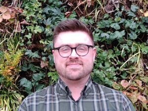 Stephen Lynch head and shoulders | ApconiX