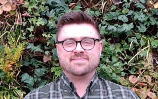 Stephen Lynch head and shoulders | ApconiX